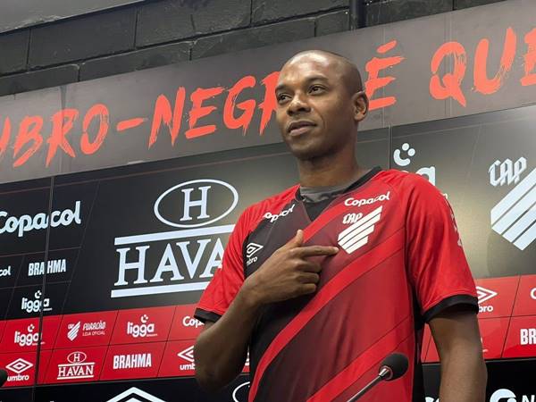 Fernandinho trong màu áo Atlético Paranaense