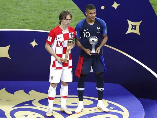 Thủ quân Luka Modric chia sẻ với tân binh Kylian Mbappe